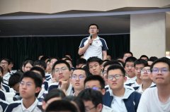 第二中学和包头市第九十五中学举办话剧展演勾